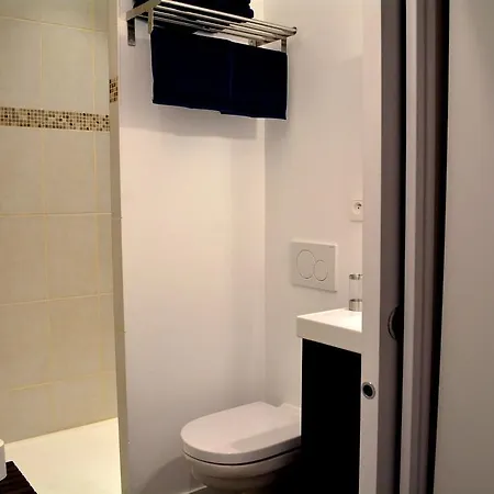 Les Volets Verts Apartment *